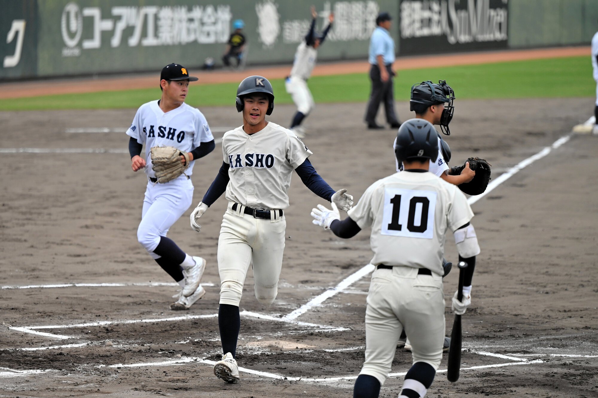鹿児島商―佐賀商　一回表1死一、三塁、鹿児島商･庭月野敬太の適時打で今井蓮が先制のホームイン=2026年4月18日午前10時31分、平和リース、大村久撮影
