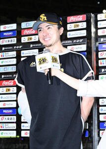 ソフトバンク対オリックス　笑顔でヒーローインタビューに応じる上沢(撮影･林敢治)