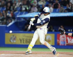 ヤクルト対巨人　9回裏ヤクルト1死三塁、サヨナラの安打を放つ長岡(撮影･増田悦実)