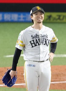 ソフトバンク対オリックス　9回表オリックス1死、西川に中前打を浴びた上沢は外野のほうを見ながら笑顔(撮影･梅根麻紀)