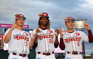 楽天対ロッテ　勝利を喜ぶ、左から楽天浅村、ウレーニャ、村林(撮影･野上伸悟)