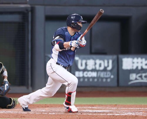 日本ハム対西武　9回表西武2死一、二塁、安打を放つ栗山(撮影･黒川智章)