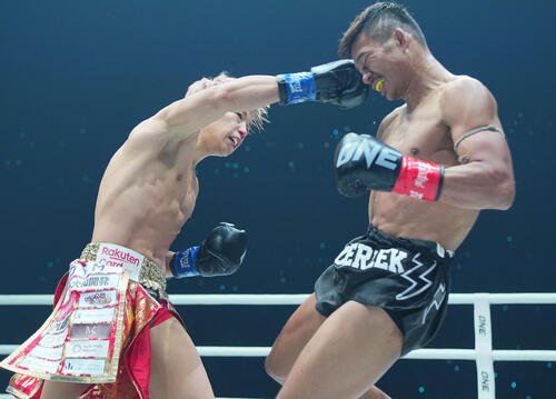 スーパーレックにパンチを浴びせる武尊(左)(24年1月撮影)