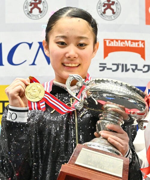 表彰式で記念撮影する優勝の西山実沙(2026年4月18日撮影)