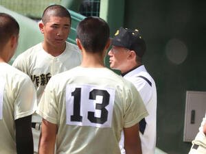 試合中、ベンチ前で選手を集め指示を出す作新学院の小針監督(撮影･保坂淑子)