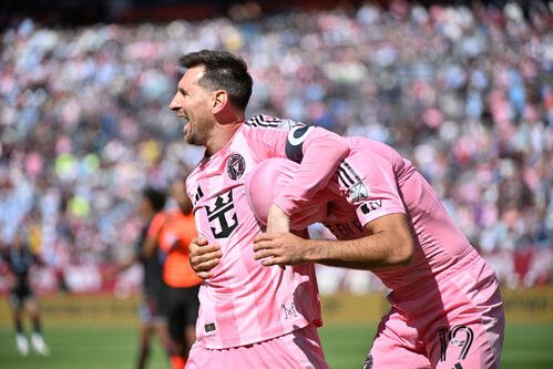 ベルテラメのゴールを祝福するインテル･マイアミのメッシ(左)(AP)