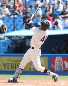 立大対法大　8回裏法大2死一塁、井上和は本塁打を放つ(撮影･柴田隆二)