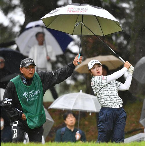 8番、ティーショットの打球を見つめる佐久間朱莉(撮影･岩下翔太)