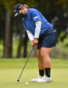 9番、バーディーパットを決める鈴木愛(撮影･岩下翔太)