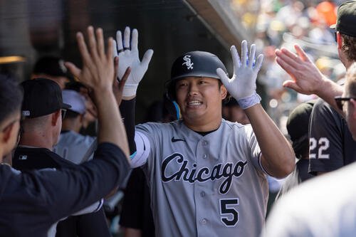7回、7号ソロを放ち仲間とタッチするホワイトソックス村上(AP)