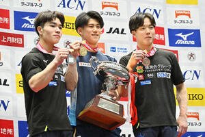 表彰式で記念撮影する優勝の橋本(中央)。左は2位の岡と3位の川上(撮影･滝沢徹郎)