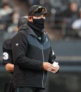 日本ハム対西武　投手交代を告げる新庄監督(撮影･黒川智章)