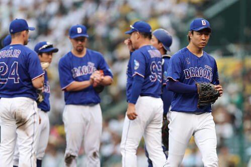阪神対中日　6回裏阪神1死二塁、降板する高橋宏斗(右端)(撮影･前田充)