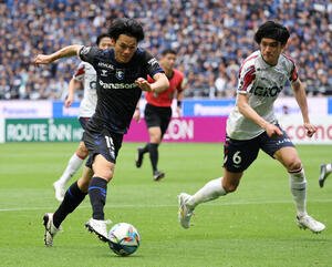 G大阪対岡山　後半、ドリブルで前進するG大阪岸本(撮影･西尾就之)