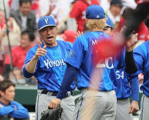 広島対DeNA　ナインを迎える相川監督(左)督(撮影･加藤孝規)