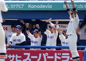 立大対法大　2回裏法大2死満塁、境の適時打で喜ぶ法大ナイン(撮影･柴田隆二)