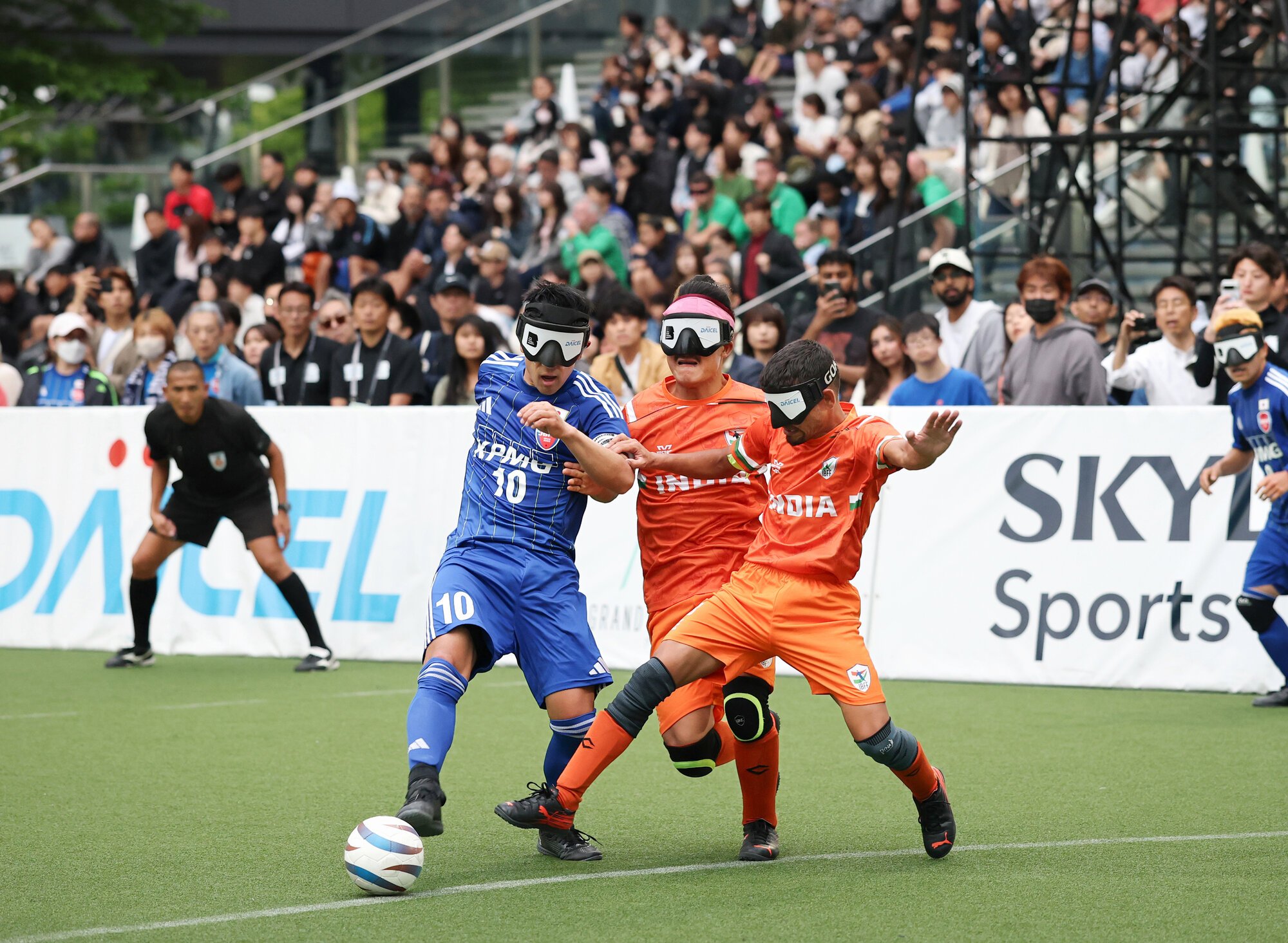 後半、インドのゴール前でシュートを放つ川村怜⑩=2026年4月19日、大阪市北区、伊藤進之介撮影