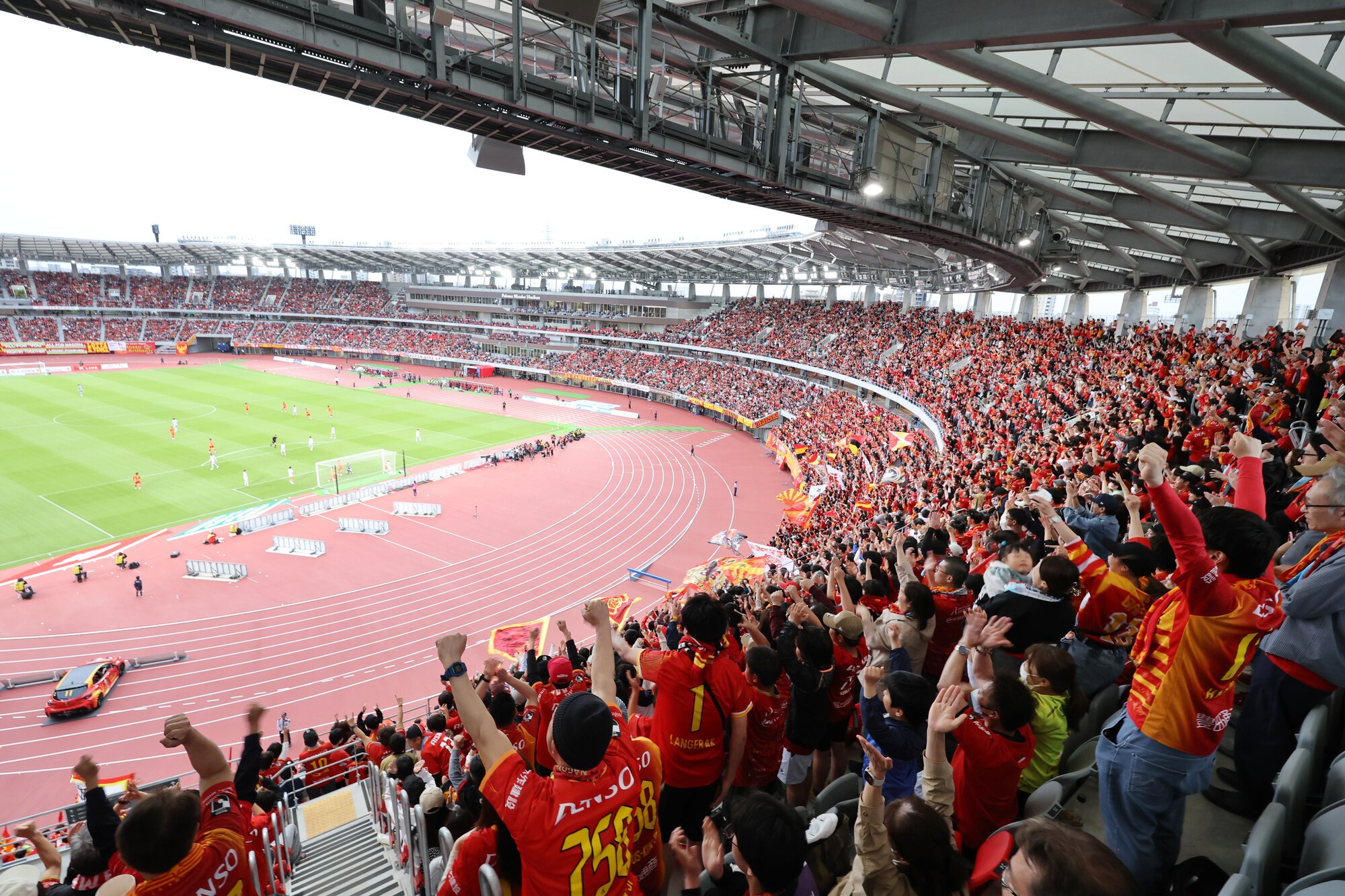 パロマ瑞穂スタジアムのこけら落としで、サッカーJ1の試合を応援するサポーターたち=2026年4月19日午後5時47分、名古屋市瑞穂区、溝脇正撮影