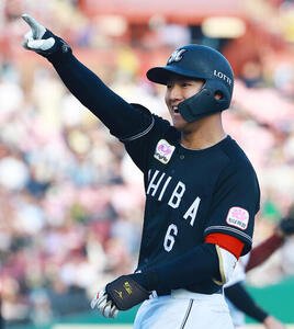 楽天対ロッテ　6回表ロッテ1死二、三塁、適時打を放ちベンチにアピールする西川(撮影･野上伸悟)