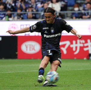 G大阪対岡山　PK戦の1人目に登場したG大阪宇佐美はゴールを決める(撮影･西尾就之)