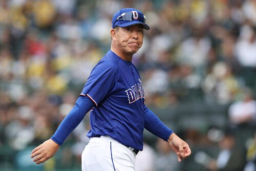 阪神対中日　6回裏阪神1死二塁、投手交代を告げた井上監督(撮影･前田充)