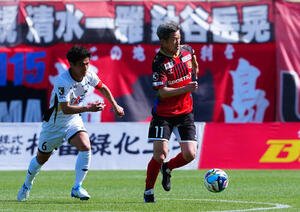福島対岐阜　前半、ボールをキープする福島カズ(右)(撮影･垰建太)
