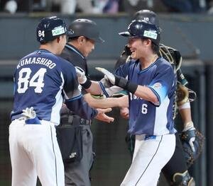 日本ハム対西武　8回表西武1死満塁、満塁本塁打を放ち笑顔で生還する源田(撮影･黒川智章)