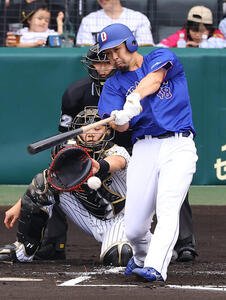 阪神対中日　1回表中日2死一、二塁、阿部は先制適時打を放つ(撮影･上田博志)