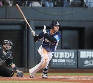 日本ハム対西武　4回表西武1死一、二塁、適時打を放つ平沢(撮影･黒川智章)