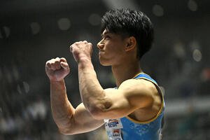 跳馬の演技を終えガッツポーズする橋本(撮影･滝沢徹郎)