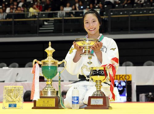 優勝した渡辺は皇后杯を手に笑顔を見せる(撮影･宮地輝)