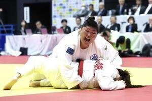 女子無差別3回戦　西條里奈子対朝比奈沙羅　果敢に仕掛ける朝比奈(撮影･宮地輝)