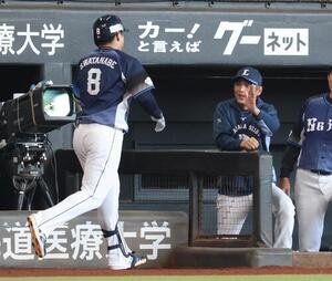 日本ハム対西武　3回表、3点本塁打を放った渡部を出迎える西口監督(撮影･黒川智章)