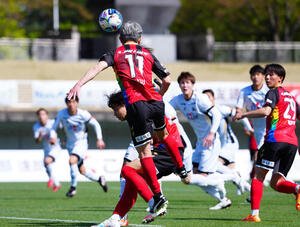 福島対岐阜　前半、ヘディングでゴールを狙う福島カズ(撮影･垰建太)