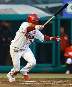 楽天対ロッテ　6回裏楽天2死満塁、適時安打を放つ小郷(撮影･野上伸悟)