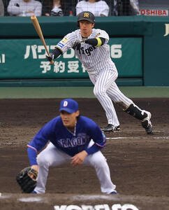 阪神対中日　6回裏阪神2死三塁、近本は勝ち越し適時打を放つ。投手斎藤(撮影･上田博志)