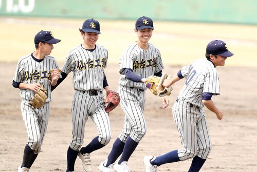 仙台工対仙台育英　好プレーを見せ、笑顔でベンチに戻る仙台工･小室(右から2人目)　(撮影･木村有優)