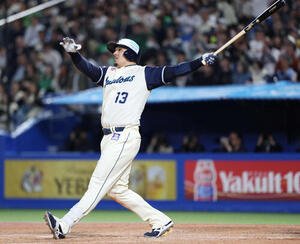 ヤクルト対巨人　4回裏ヤクルト1死一、二塁、3点本塁打を放つオスナ(撮影･増田悦実)