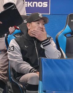 ヤクルト対巨人　戦況を見つめる巨人阿部監督(撮影･足立雅史)