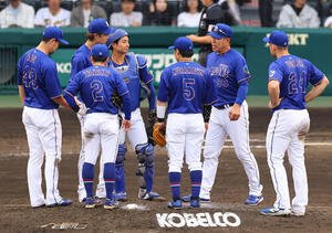 阪神対中日　6回裏阪神1死二塁、井上一樹監督(右から2人目)は高橋宏斗(左から2人目)に交代を告げる(撮影･上田博志)
