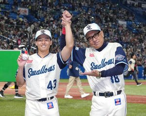 ヤクルト対巨人　プロ初勝利のヤクルト増居(左)は池山監督と笑顔で記念撮影(撮影･足立雅史)