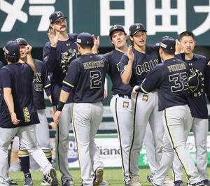 ソフトバンクに勝利したオリックスナインはベンチ前でハイタッチをかわす(撮影･梅根麻紀)