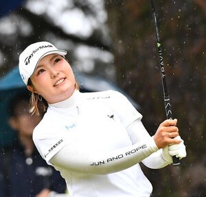 8番、ティーショットを放ち、打球を見つめる高橋彩華