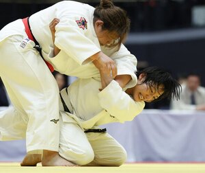 決勝で米川明穂を攻める渡辺聖子(右)