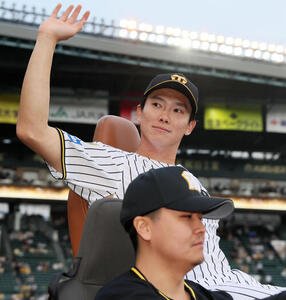 阪神対中日　リリーフカーに乗って場内1周に向かう阪神湯浅(撮影･加藤哉)