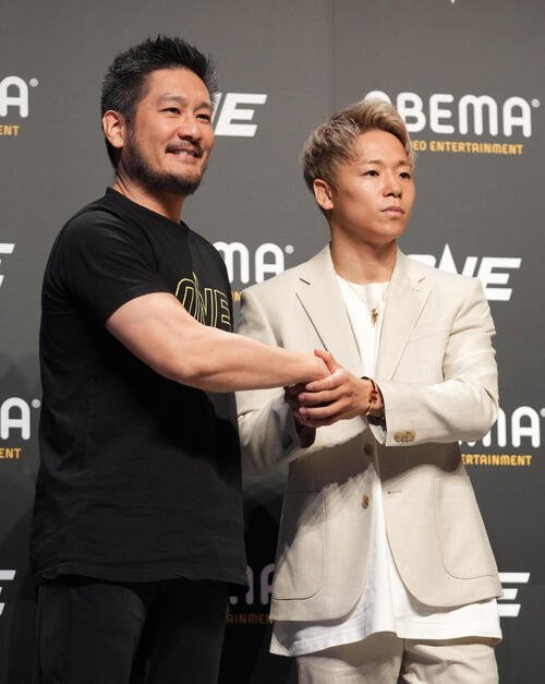 信頼関係で結ばれている武尊(右)とチャトリCEO(23年5月撮影)
