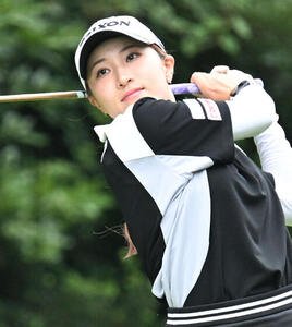 ソニー日本女子プロゴルフ選手権大会第1日、ティーショットを放つ渋沢(撮影･千葉一成)