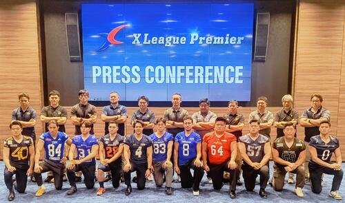アメリカンフットボールの国内最高峰｢Xリーグプレミア｣の開幕前会見に出席した初代11チームのヘッドコーチ(監督)と主将(撮影･木下淳)