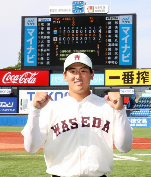 東大対早大　猛打賞の早大･川尻結大は笑顔でガッツポーズ(撮影･柴田隆二)