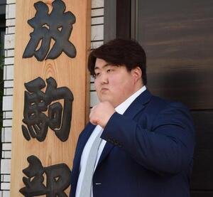 入門会見を終え記念写真に納まる白神